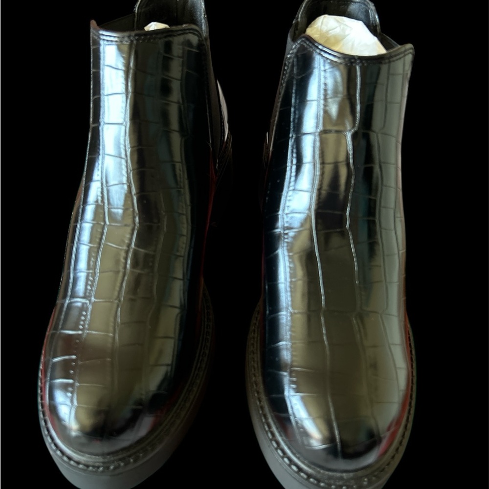 Women’s Black Crocodile Pattern Shoes